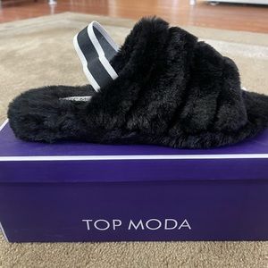 Top Moda Woman’s Fuzzy slip ons